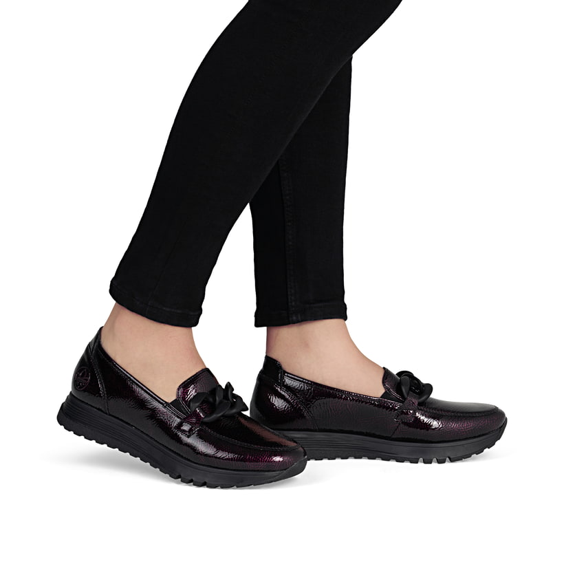 Mocassins Rieker rouges pour femme 49051-35 avec chaîne décorative. Chaussure au pied.