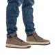 Graue Rieker Herren Schnürstiefel 38549-64 aus Rauleder mit einem Reißverschluss. Schuh am Fuß.