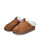 Hellbraune Rieker Damen Clogs 99890-24 mit Fellschaftrand sowie Komfortweite G. Schuhpaar seitlich schräg.