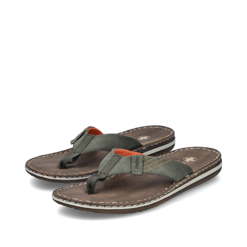 Grüne Rieker Herren Zehentrenner 21043-54 mit der Komfortweite G. Schuhpaar seitlich schräg.