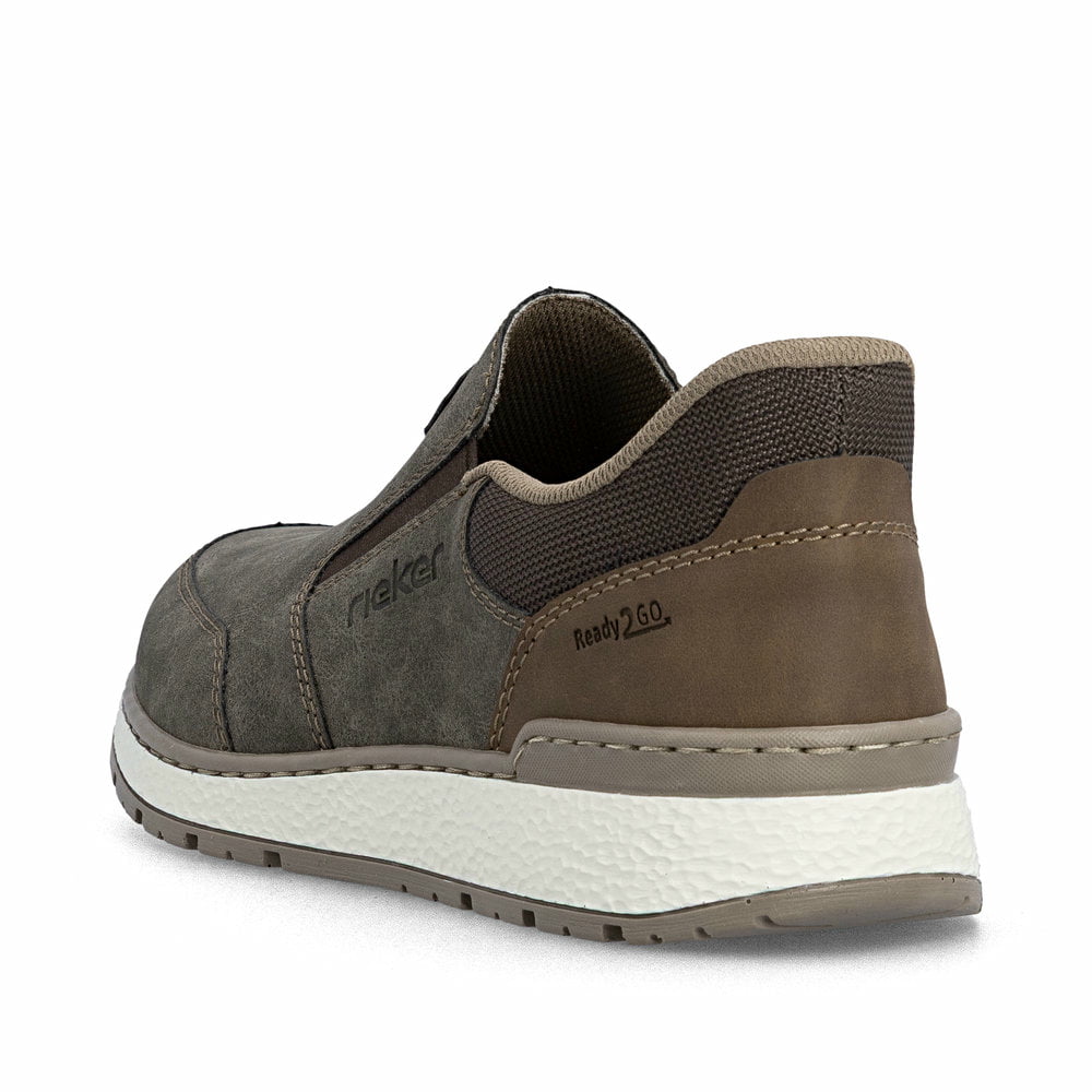 Braungraue Rieker Herren Slipper B9057-25 mit einem Gummizug sowie Extraweite H. Schuh von hinten.