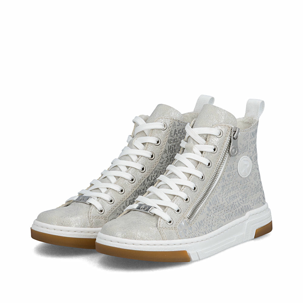 Silberne Rieker Damen Sneaker High N3945-40 mit dekorativem Schmuckdetail. Schuhpaar seitlich schräg.