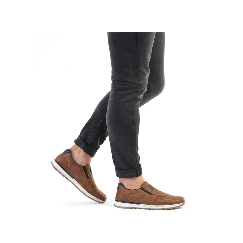 
Nussbraune Rieker Herren Slipper B2173-24 mit einer schockabsorbierenden Sohle. Schuh am Fuß