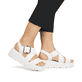 Weiße Rieker Keilsandaletten W1550-80 mit flexibler und ultra leichter Sohle. Schuh am Fuß.