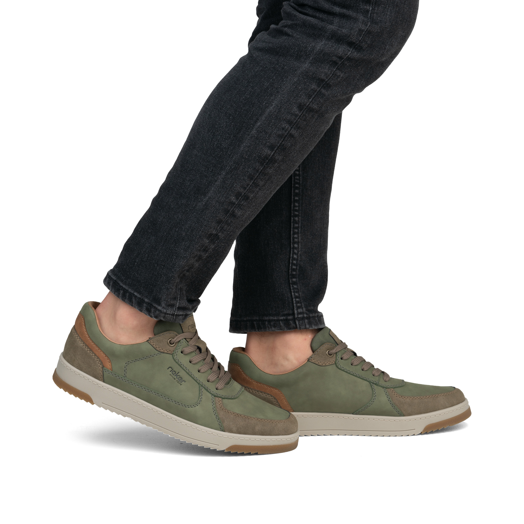 Grüne Rieker Herren Sneaker Low 17506-52 mit einer Schnürung sowie Extraweite H. Schuh am Fuß.