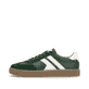 Grüne Rieker Herren Sneaker Low U0707-54 im Retro-Look mit weißen Streifen an der Seite sowie einer Schnürung. Schuh Außenseite.
