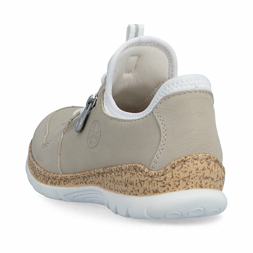 Beige Rieker Damen Slipper N42G0-60 mit Deko-Reißverschluss sowie einem Gummizug. Schuh von hinten.