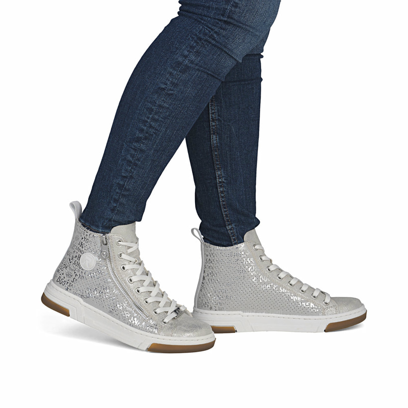 Baskets montantes Rieker grises pour femme N3945-40 avec détail décoratif. Chaussure au pied.