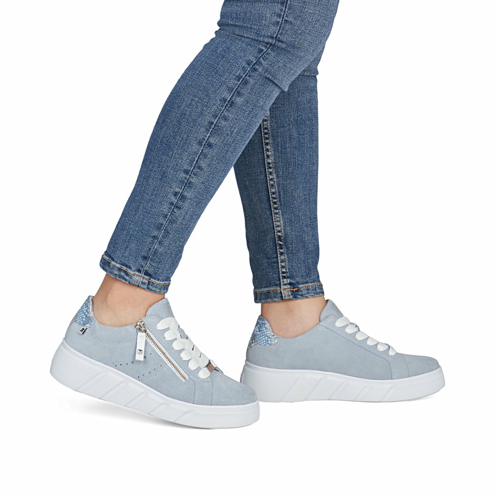 Blaue Rieker Damen Sneaker Low W2605-12 aus Rauleder. Schuh am Fuß.