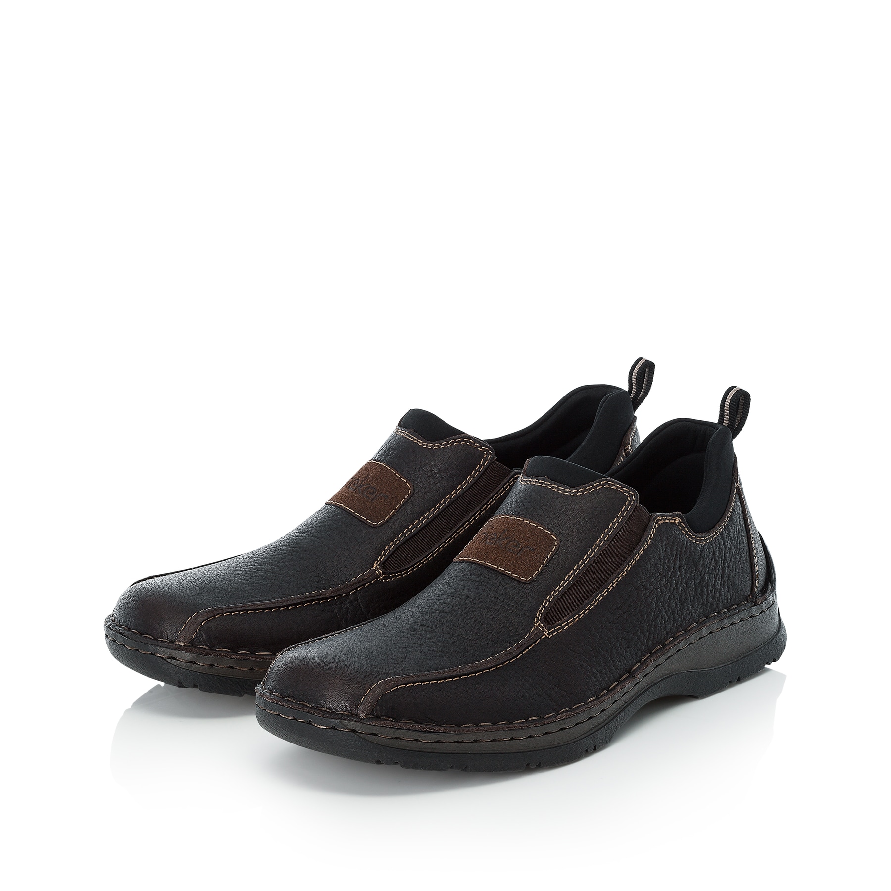 Dunkelbraune Rieker Herren Slipper 05363-25 aus Glattleder. Schuhpaar seitlich schräg.