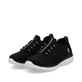 Schwarze Rieker Damen Sneaker Low M5074-00 mit Gummizug sowie flexibler Sohle. Schuhpaar seitlich schräg.