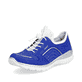 Himmelblaue Rieker Damen Slipper L3293-14 mit Gummischnürung sowie Löcheroptik. Schuh seitlich schräg.
