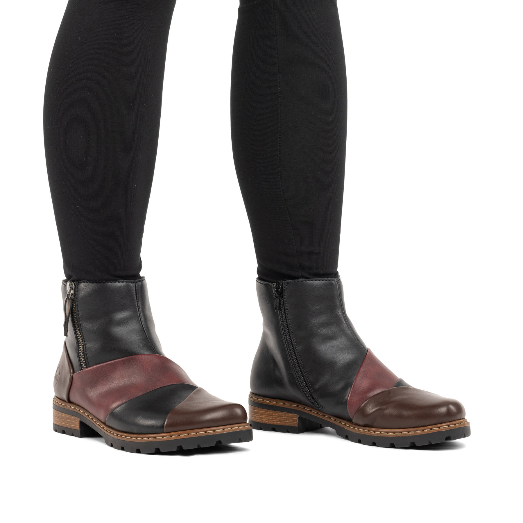 Dunkelblau-weinrote Rieker Damen Kurzstiefel Z9356-90 mit einem Reißverschluss. Schuh am Fuß.