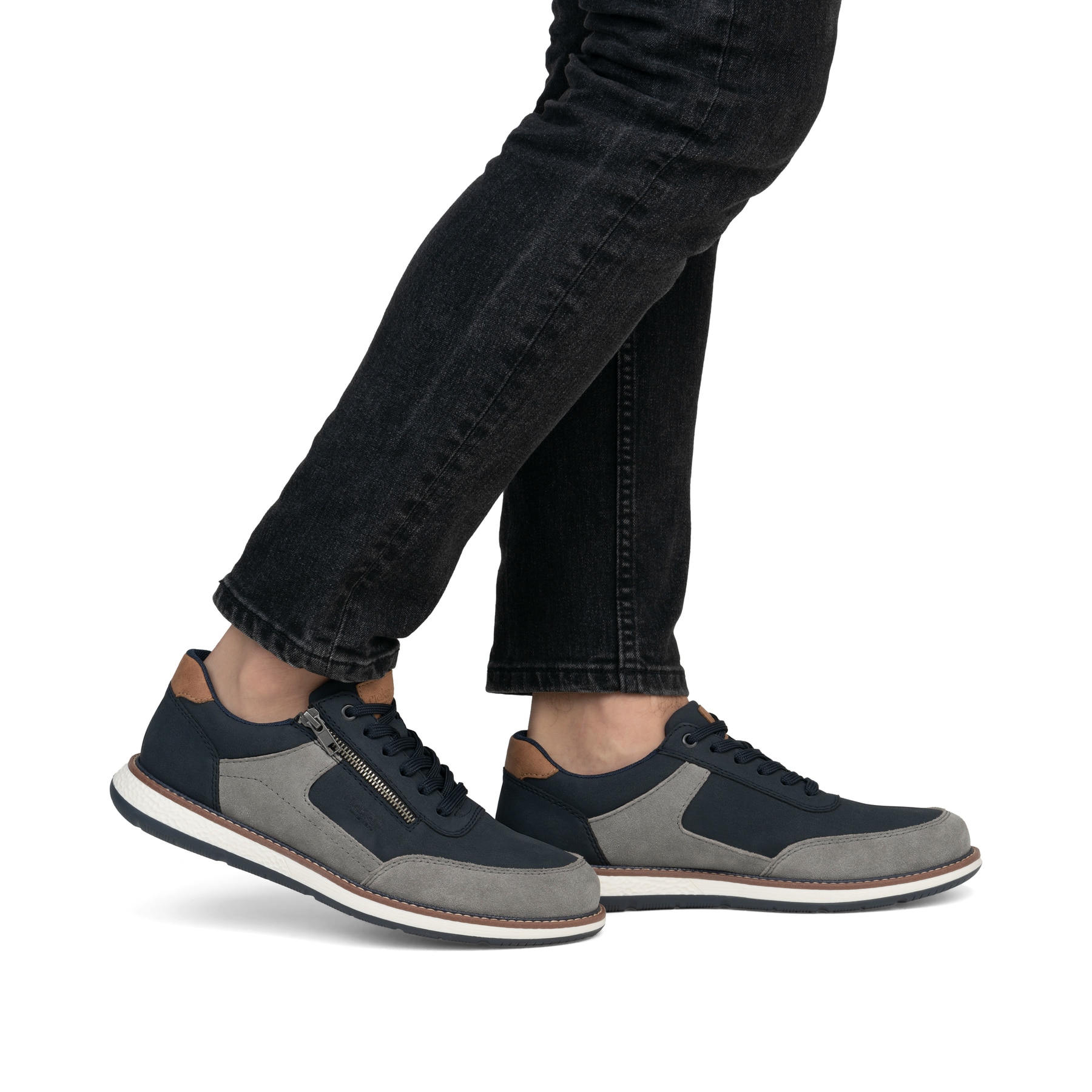 Blaue Rieker Herren Schnürschuhe 04401-14 mit einem Reißverschluss. Schuh am Fuß.