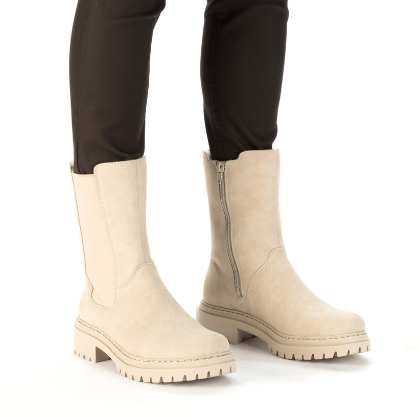 Hellbeige Rieker Damen Chelsea Boots 72683-62 mit einer schockabsorbierenden Sohle. Schuh am Fuß