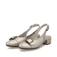 Silberne Rieker Slingpumps 47064-90 mit Schnalle sowie einer leichten Sohle. Schuhpaar seitlich schräg.