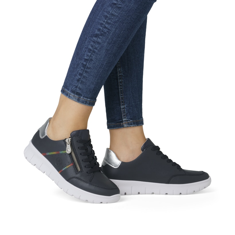 Baskets basses Rieker bleues pour femme N1313-14 avec fermeture éclair. Chaussure au pied.