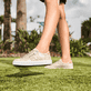 Beige Rieker Damen Sneaker Low L5903-62 mit einem Reißverschluss. Schuh am Model.