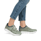 Grüne Rieker Damen Sneaker Low M9000-52 mit Gummischnürung sowie flexibler Sohle. Schuh am Fuß.