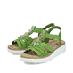 Grüne Rieker Keilsandaletten 63251-52 mit Schmuckelementen sowie einem Gummizug. Schuhpaar seitlich schräg.