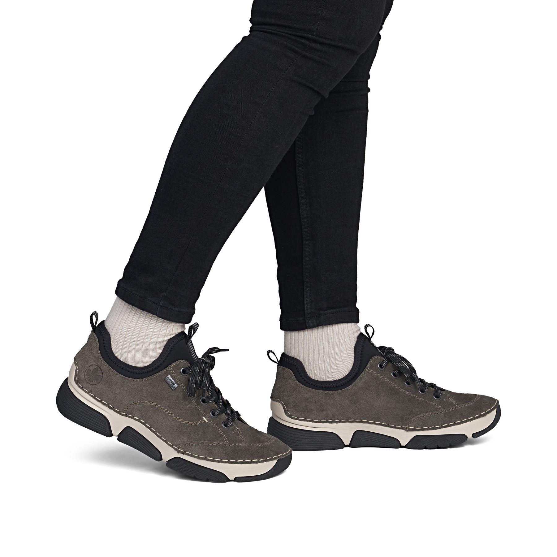 Dunkelgraue Rieker Damen Slipper 45976-45 aus Rauleder. Schuh am Fuß.