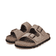 Braune Rieker Herren Pantoletten 21190-27 mit einem Schnallen sowie Extraweite H. Schuhpaar seitlich schräg.