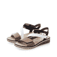 Braune Rieker Keilsandaletten V3670-64 mit Klettverschluss sowie leichter Sohle. Schuhpaar seitlich schräg.