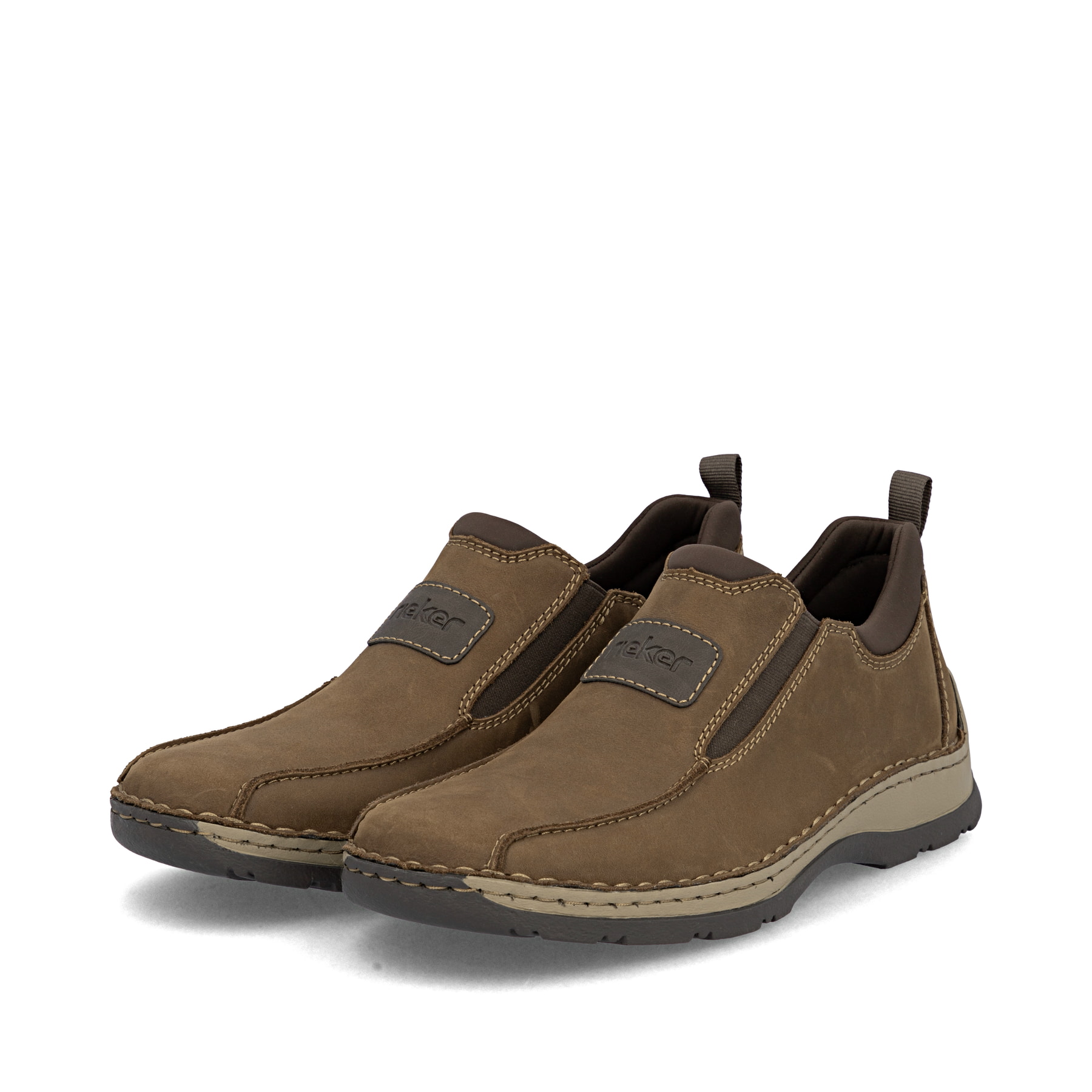 Mocassins Rieker marron homme 05363-26 en cuir suédé avec bande élastique. Chaussures inclinées sur le côté.