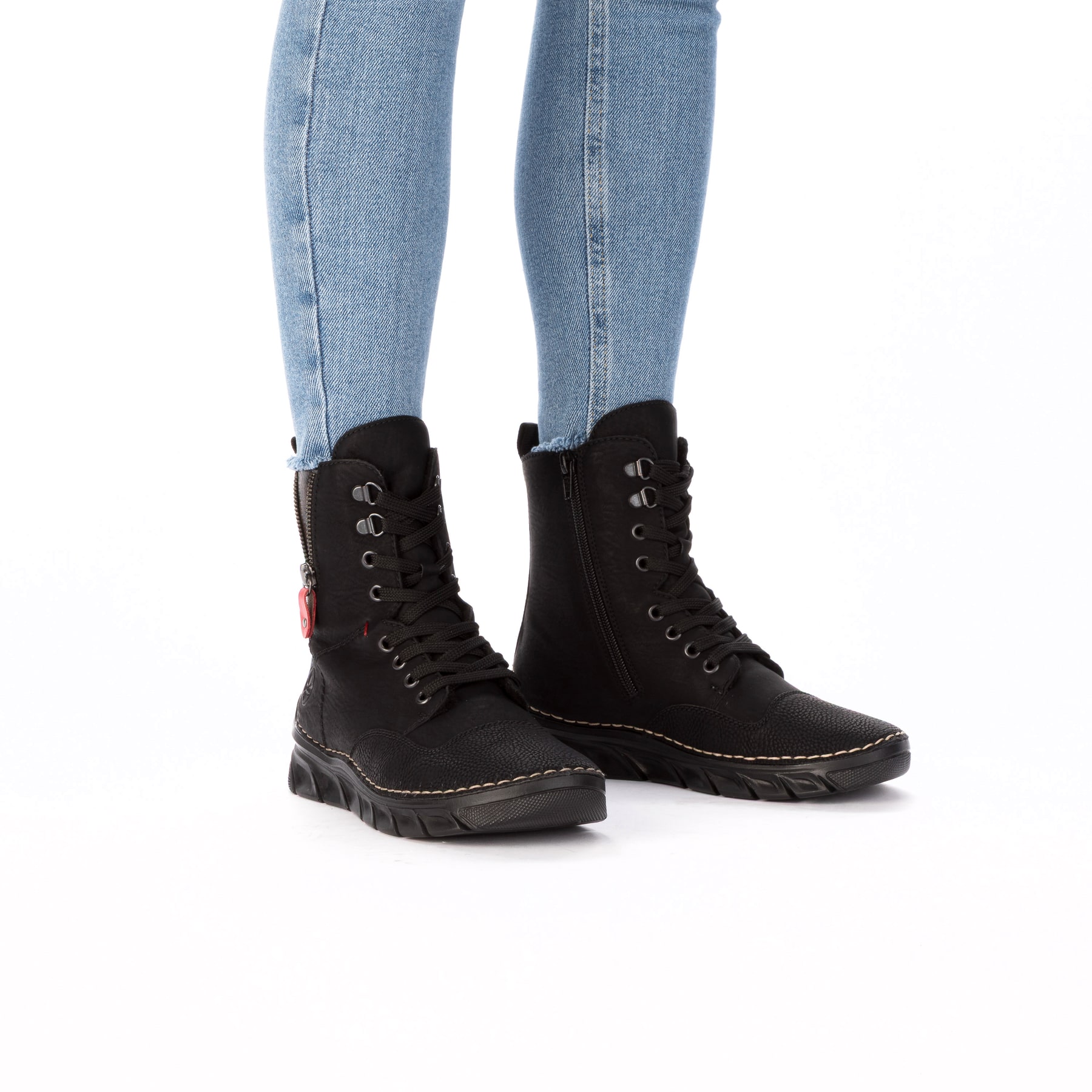 Schwarze Rieker Damen Schnürstiefel 55014-00 mit einem Reißverschluss. Schuh am Fuß.
