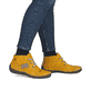 Honiggelbe Rieker Damen Schnürstiefel 52543-69 mit einer Schnürung. Schuh am Fuß.