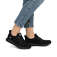 Schwarze Rieker Damen Slipper M9050-00 mit Gummizug sowie einer flexiblen Sohle. Schuh am Fuß.