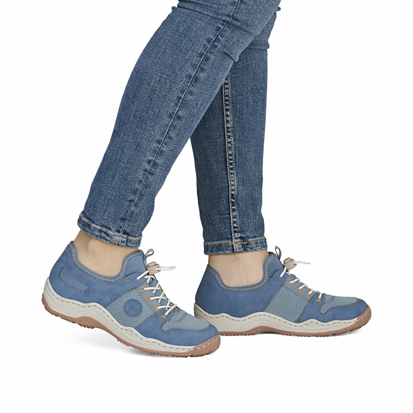 Blaue Rieker Damen Slipper L0593-12 mit einem Gummizug. Schuh am Fuß.