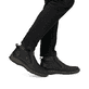 
Asphaltschwarze Rieker Herren Kurzstiefel 05357-00 mit einer leichten Sohle. Schuh am Fuß