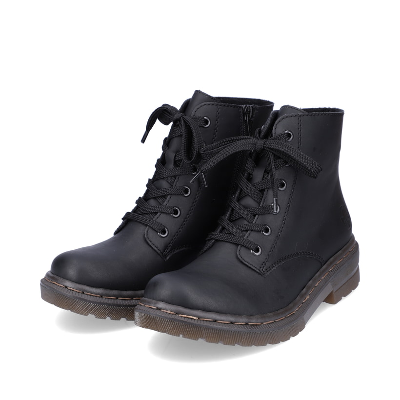Tiefschwarze Rieker Damen Schnürstiefel 78240-00 mit Schnürung und Reißverschluss. Schuhpaar schräg.