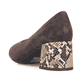 Braune Rieker Pumps 44750-25 aus Rauleder mit einer griffigen Sohle. Schuh von hinten.