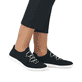 Schwarze vegane Rieker Damen Slipper 52854-00, Barfußschuhe mit einem Gummizug. Schuh am Fuß.
