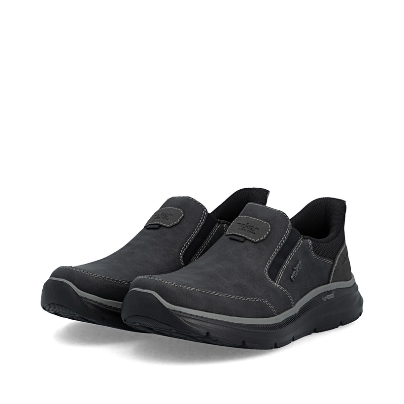 Schwarze Rieker Herren Slipper B1851-00 mit Ready2GO Schnell-Anziehfunktion. Schuhpaar seitlich schräg.