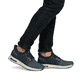 Blaue Rieker Herren Slipper B1053-14 mit Rieker Air Sohlenfenster. Schuh am Fuß.