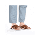 Braune Rieker Herren Pantoletten 25283-22 mit einem Klettverschluss. Schuh am Fuß.