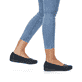 Nachtschwarze Rieker Ballerinas L9358-00 mit Riemen in Flechtoptik. Schuh am Fuß.