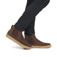 Braune Rieker Herren Chelsea Boots U0761-25 mit TR-Sohle mit leichtem EVA-Inlet. Schuh am Fuß.