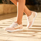 Rosane Rieker Damen Sneaker Low 58902-31 mit einem Reißverschluss. Schuh am Model.