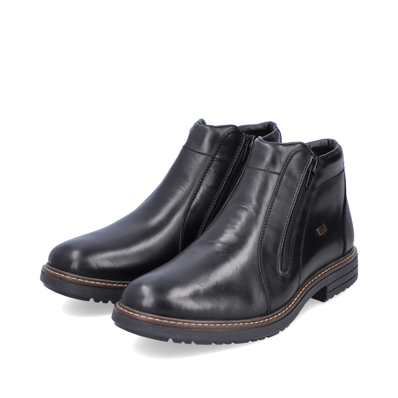 Schwarze Rieker Herren Kurzstiefel 33160-00 aus Glattleder. Schuhpaar seitlich schräg.