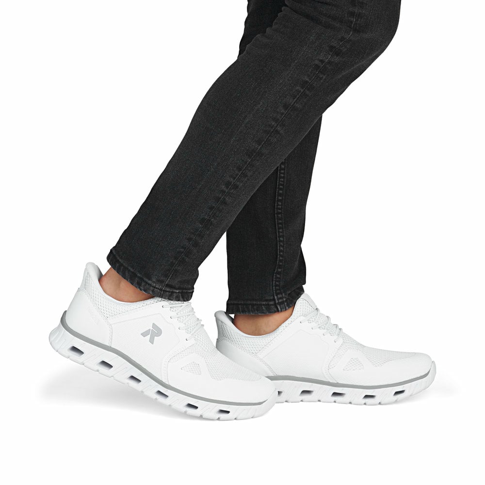 Weiße Rieker Herren Sneaker Low 04355-80 mit easy Hineinschlüpf-Möglichkeit. Schuh am Fuß.