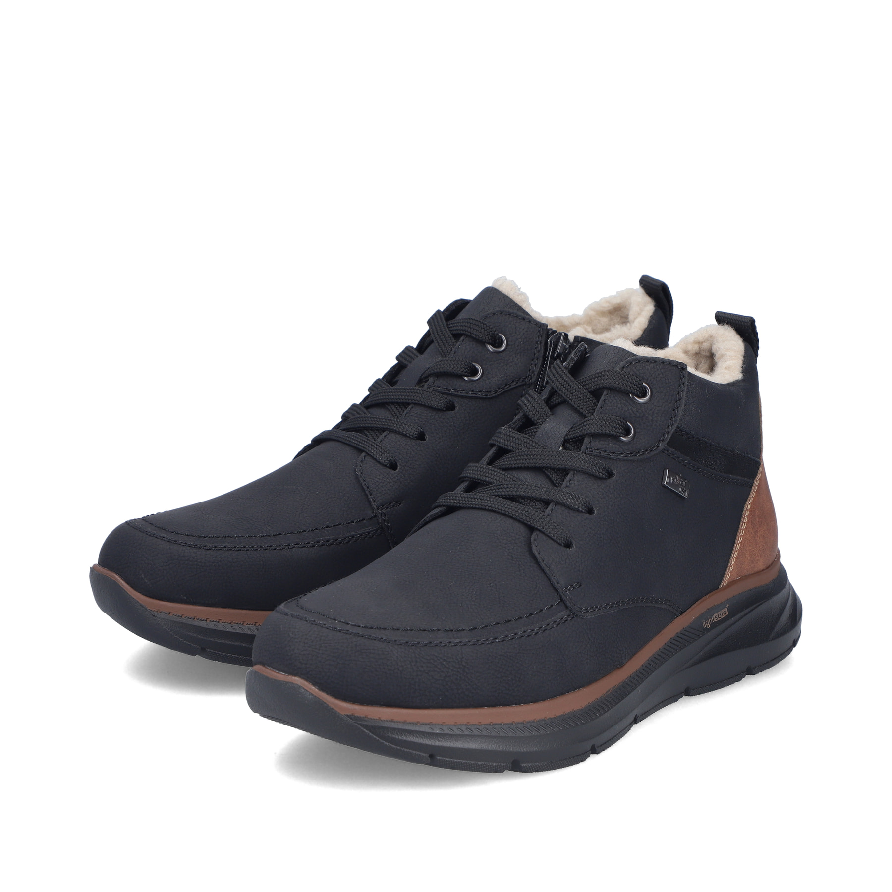Schwarze Rieker Herren Schnürstiefel B1824-00 mit wasserabweisender TEX-Membran. Schuhpaar seitlich schräg.