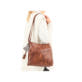 Sac bandoulière Rieker H1005-22 en marron avec fermeture éclair et pendentif en forme de cœur. Porté.