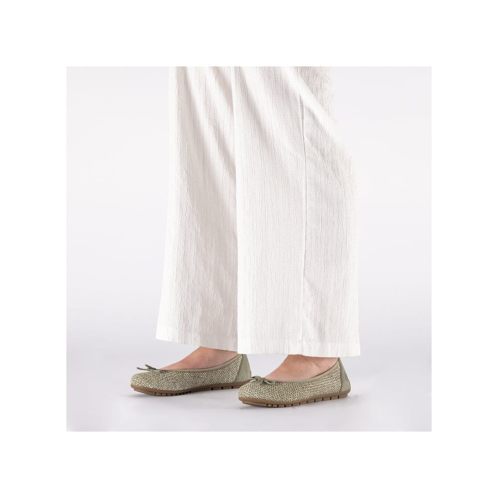 Khakifarbene Rieker Ballerinas 43850-52 mit dekorativer Schleife. Schuh am Fuß.