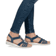 Blaue Rieker Keilsandaletten V0649-14 mit Schmuckelementen sowie einem Gummizug. Schuh am Fuß.