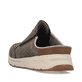 Braune Rieker Herren Clogs B0760-25 mit einem Gummizug sowie der Komfortweite G. Schuh von hinten.