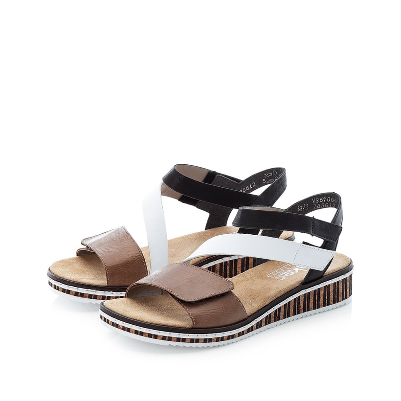 Braune Rieker Keilsandaletten V3670-64 mit Klettverschluss sowie leichter Sohle. Schuhpaar seitlich schräg.